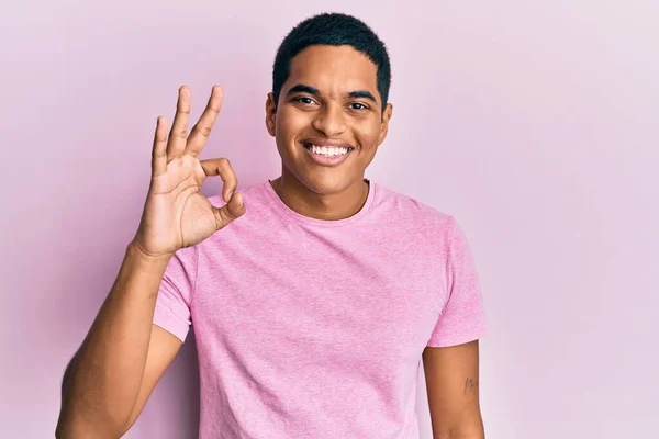 Homem Hispânico Bonito Jovem Vestindo Casual Rosa Shirt Sorrindo Positivo — Fotografia de Stock