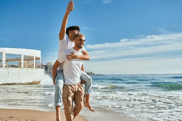 Mooi Gay Paar Piggyback Rit Het Strand — Stockfoto