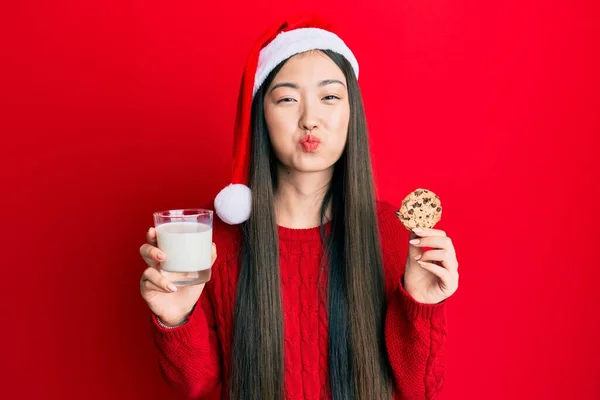 Jovem Chinesa Usando Chapéu Natal Segurando Biscoitos Bochechas Leite Com — Fotografia de Stock