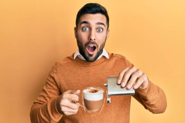 Bir fincan alkollü kahve içen genç İspanyol adam şaşkınlık ve şaşkınlık dolu bir ifade, korku ve heyecanlı bir yüz ifadesiyle şoka girdi.. 