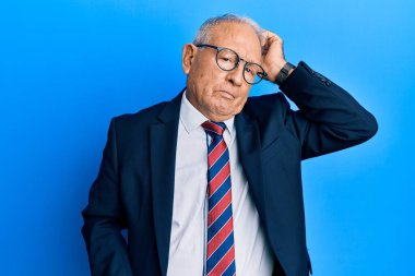 Takım elbiseli, kravatlı, üst düzey beyaz bir adam. Kafası karışmış ve soru soruyor. Şüpheyle kararsız, kafa kafaya düşünerek. Düşünceli kavram. 