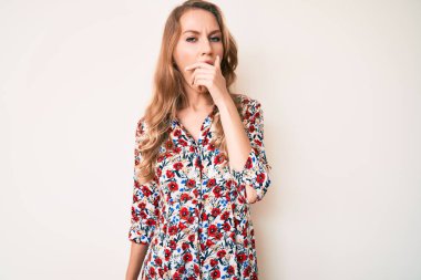 Sarı saçlı, yaz elbisesi giyen, kendini kötü hisseden ve soğuk algınlığı veya bronşitin belirtisi olarak öksüren beyaz bir kadın. sağlık hizmeti kavramı. 