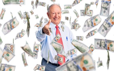 Kıdemli yakışıklı, gri saçlı, şık kravat takan ve tişörtlü, dostça gülümseyen bir adam selamlama ve hoş geldin demek için elini sıkar. başarılı iş.