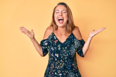 Orta yaşlı İspanyol kadın gündelik giysiler giyip başarının çılgınlığını kutluyor kollarını kaldırmış, gözlerini kapatmış heyecanlı çığlıklar atıyordu. Kazanan konsept 