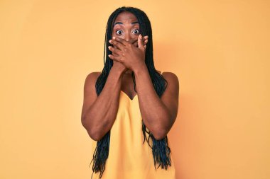 Günlük giysiler giyen Afro-Amerikalı kadın yanlışlıkla ağızlarını kapatarak şok geçirdi. gizli kavram. 