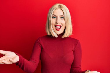 Gündelik kıyafetler giyen, neşeli gülümseyen, yardım eli uzatan ve kabullenen genç sarışın kadın.. 