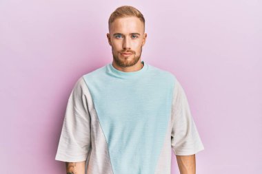 Kafkasyalı genç bir adam, günlük giysiler giyiyor ve üzüntüden ağlıyor, kızgın ve korkmuş. hüzünlü ifade. 