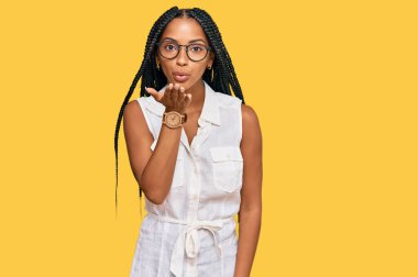 Güzel İspanyol kadın gündelik giysiler ve gözlük takıp kameraya bakıyor ve havada bir öpücük savuruyor. Güzel ve seksi. aşk ifadesi. 