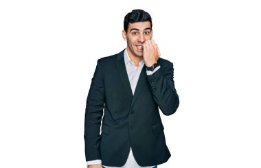 İş kıyafetleri giyen yakışıklı, stresli ve gergin görünen elleri ağızdan tırnak yiyen biri. anksiyete. 