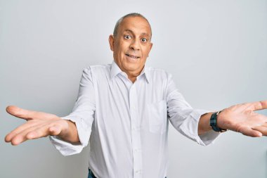 Yakışıklı, beyaz gömlekli, neşeli gülümseyen, yardım eli uzatan ve kabul gören biri.. 