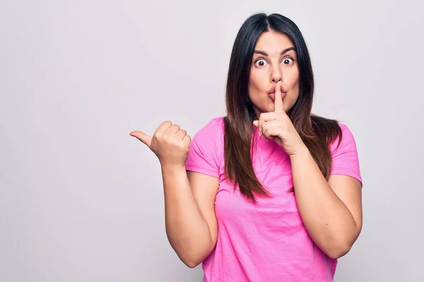 Junge Schöne Brünette Frau Lässigem Rosa Shirt Das Vor Weißem — Stockfoto