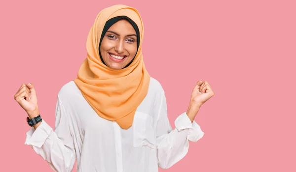 Junge Brünette Frau Mit Traditionellem Islamischen Hijab Schal Sehr Glücklich — Stockfoto