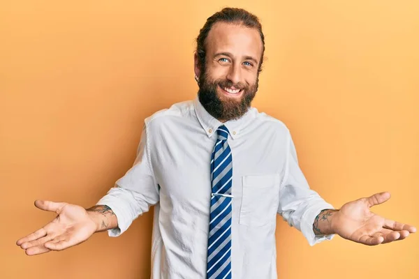 Knappe Man Met Baard Lang Haar Die Zakelijke Kleding Droeg — Stockfoto