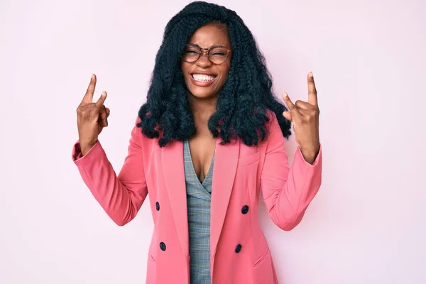 Schöne Afrikanische Frau Businessjacke Und Brille Schreit Mit Verrücktem Gesichtsausdruck — Stockfoto