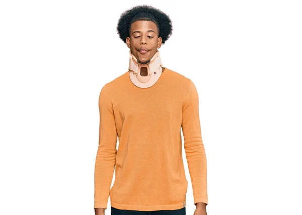 Homem Afro Americano Com Cabelo Afro Vestindo Colar Cervical Pescoço — Fotografia de Stock