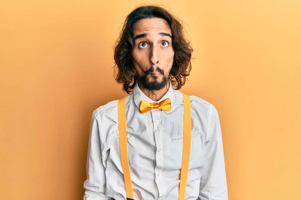 Jovem Hispânico Vestindo Hipster Olhar Elegante Fazendo Cara Peixe Com — Fotografia de Stock