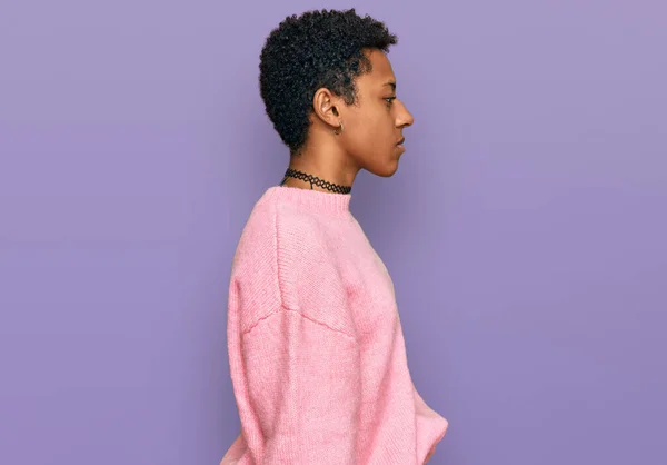Młoda Afroamerykanka Ubrana Dzień Ubrania Patrząc Bok Relaks Profil Pozować — Zdjęcie stockowe