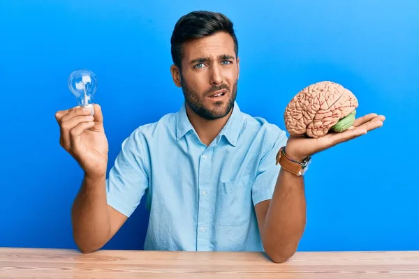 Bonito Homem Hispânico Segurando Lâmpada Cérebro Para Inspiração Ideia Sem — Fotografia de Stock