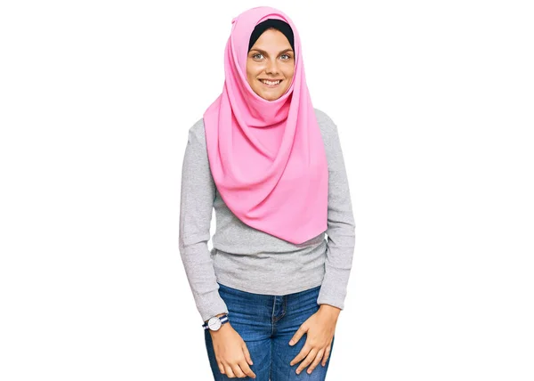 身穿传统伊斯兰头巾的年轻的高加索女人 站在那里 面带微笑 面带微笑 面带微笑 看上去很积极 很快乐 — 图库照片
