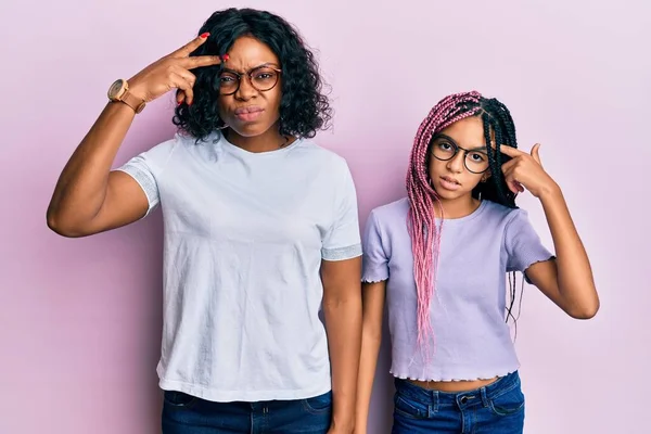 Gyönyörű Afro Amerikai Anya Lánya Alkalmi Ruhát Szemüveget Visel Boldogtalan — Stock Fotó