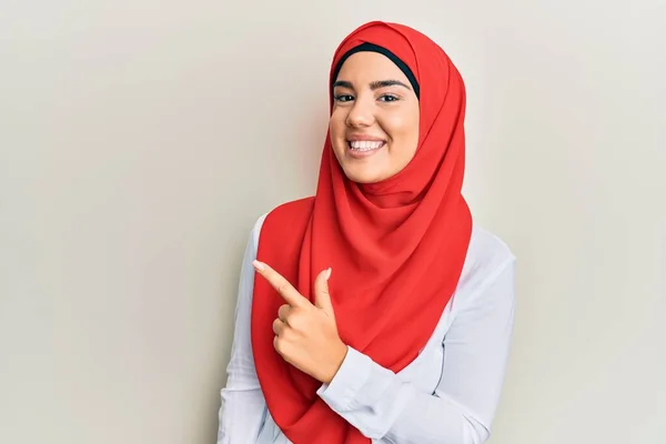 Jovem Bela Menina Hispânica Vestindo Tradicional Lenço Islâmico Hijab Alegre — Fotografia de Stock