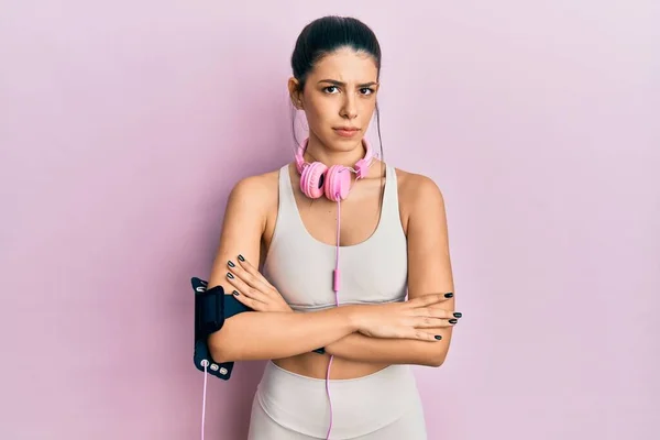 Jovem Hispânica Vestindo Roupas Ginástica Usando Fones Ouvido Céticos Nervosos — Fotografia de Stock