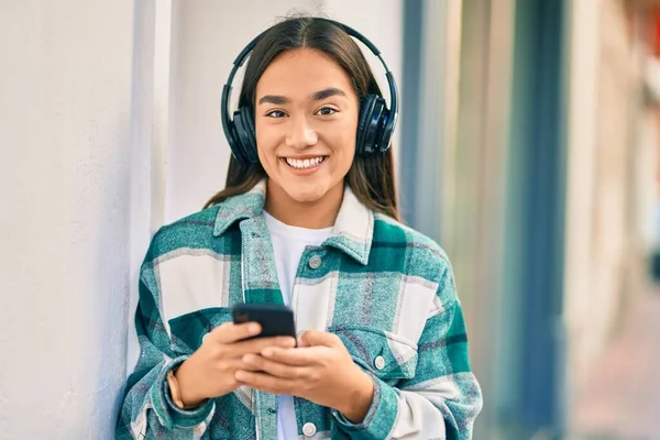 Νεαρή Λατίνα Κοπέλα Χαμογελώντας Ευτυχισμένη Χρησιμοποιώντας Smartphone Και Ακουστικά Στην — Φωτογραφία Αρχείου