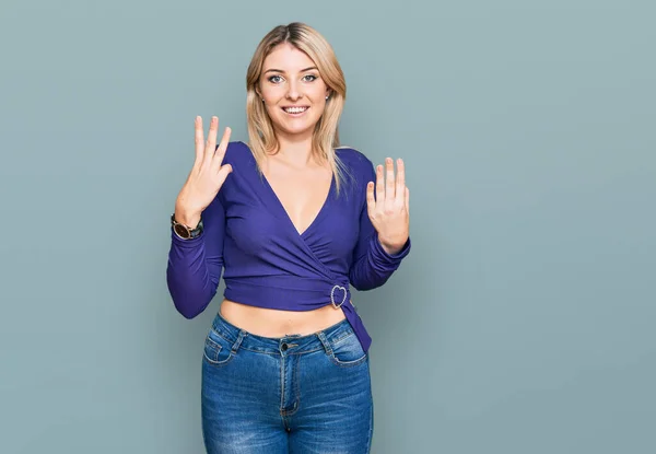 Junge Kaukasische Frau Lässiger Kleidung Zeigt Mit Finger Nummer Acht — Stockfoto