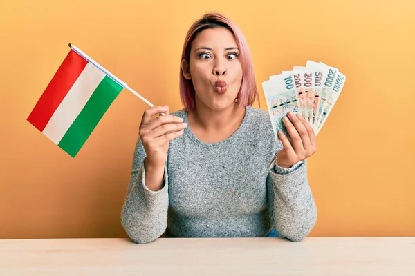 西班牙裔妇女 一头粉色的头发 手持切赫共和国国旗和可鲁纳钞票 用嘴和眼神做鱼脸 疯狂而滑稽 — 图库照片