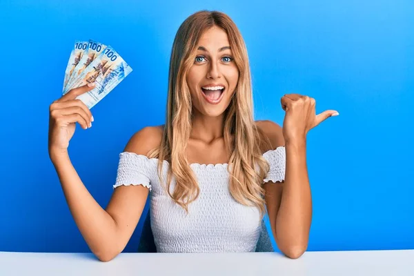 Hermosa Joven Rubia Sosteniendo Billetes 100 Francos Suizos Apuntando Con — Foto de Stock