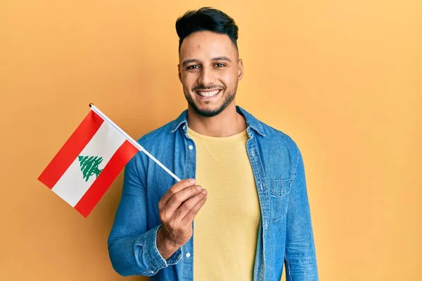 Mladý Arabský Muž Držící Libanonskou Vlajku Vypadá Pozitivně Šťastně Stojící — Stock fotografie