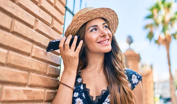 Mujer Hispana Joven Vacaciones Hablando Teléfono Inteligente Calle Ciudad —  Fotos de Stock