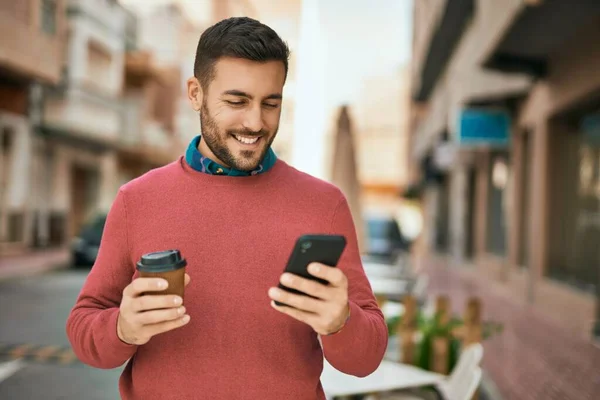 Jonge Spaanse Man Die Smartphone Gebruikt Koffie Drinkt Stad — Stockfoto