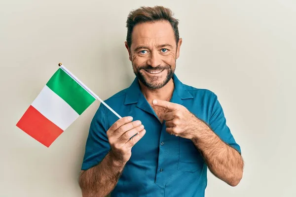 Muž Středního Věku Drží Italskou Vlajku Šťastně Usmívá Ukazuje Rukou — Stock fotografie