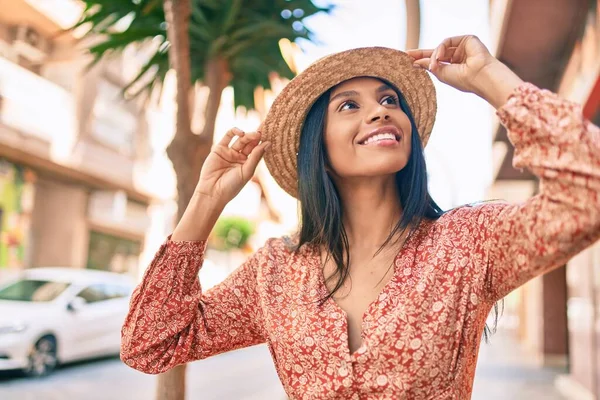 Joven Afroamericana Turista Mujer Vacaciones Sonriendo Feliz Caminando Ciudad —  Fotos de Stock