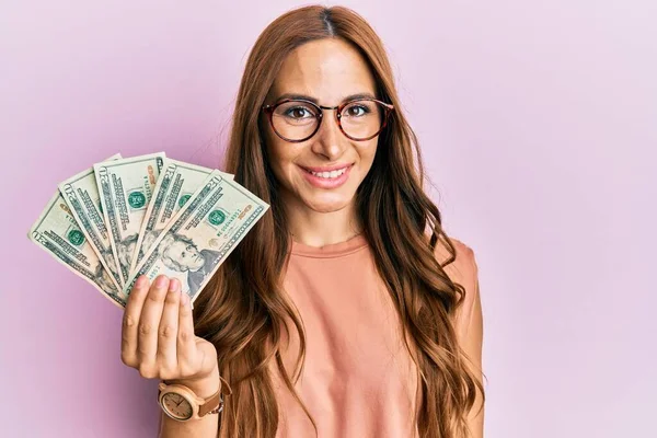 Ung Brunett Kvinna Håller Dollar Ser Positiv Och Glad Stående — Stockfoto