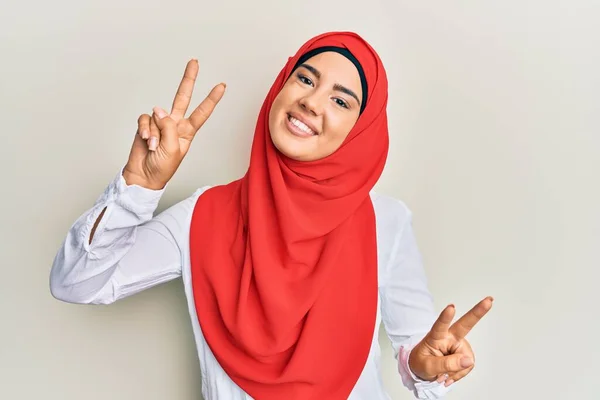 Jovem Bela Menina Hispânica Vestindo Tradicional Lenço Islâmico Hijab Sorrindo — Fotografia de Stock