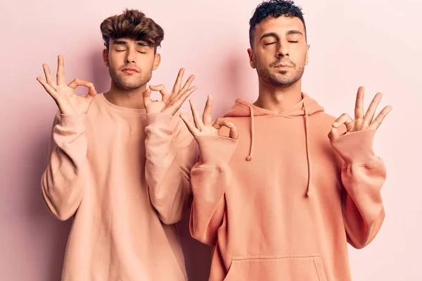 Genç Eşcinsel Çift Rahat Kıyafetler Giyiyor Gözleri Kapalı Gülümsüyor Parmaklarıyla — Stok fotoğraf