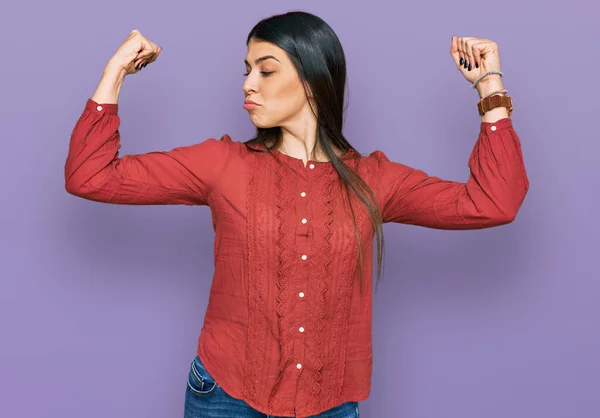 Mujer Hispana Joven Vestida Con Ropa Casual Mostrando Los Músculos —  Fotos de Stock