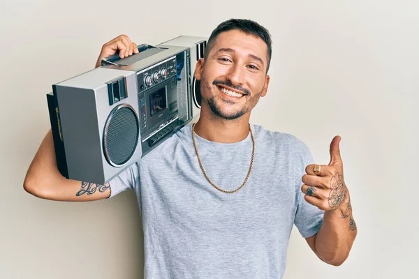 Όμορφος Άνδρας Τατουάζ Κρατώντας Boombox Ακούγοντας Μουσική Χαμογελώντας Χαρούμενος Και — Φωτογραφία Αρχείου