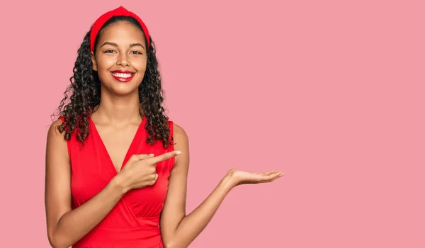 Jovem Menina Afro Americana Vestindo Olhar Elegante Sexy Espantado Sorrindo — Fotografia de Stock