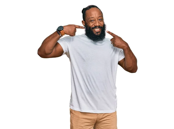 Joven Hombre Afroamericano Vistiendo Camiseta Blanca Casual Sonriendo Alegre Mostrando — Foto de Stock