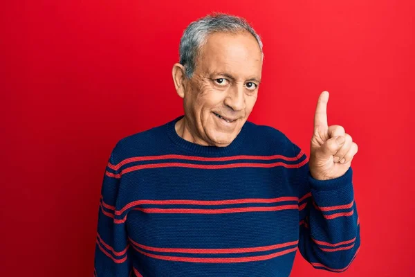 Senior Latijns Amerikaanse Man Draagt Casual Kleding Glimlachend Met Een — Stockfoto