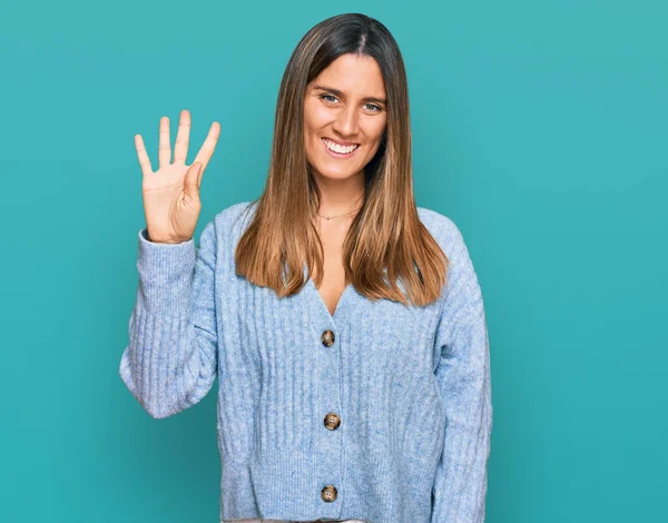 Junge Frau Lässiger Kleidung Zeigt Mit Finger Nummer Vier Nach — Stockfoto