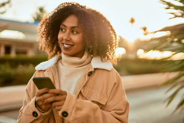 Joven Mujer Afroamericana Sonriendo Feliz Usando Smartphone Ciudad — Foto de Stock