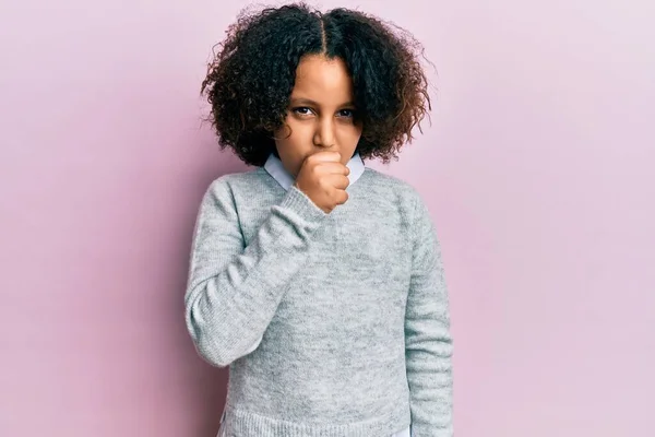 Ung Liten Flicka Med Afro Hår Bär Casual Kläder Sjukdomskänsla — Stockfoto