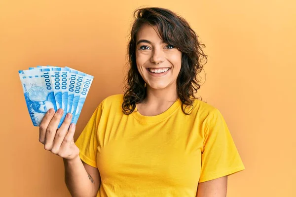 Genç Spanyol Kadın Elinde 000 Şili Pesosu Tutuyor Pozitif Mutlu — Stok fotoğraf