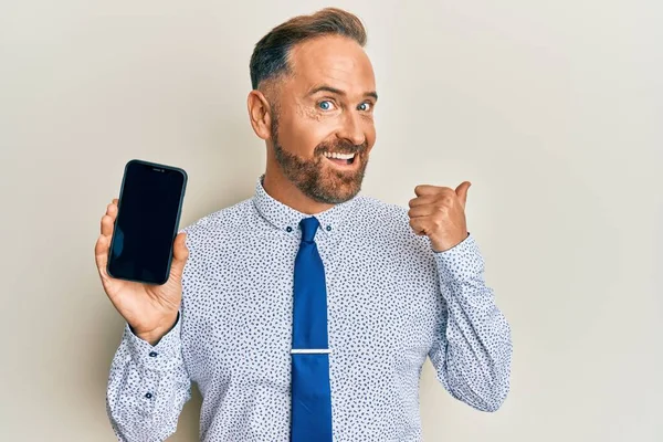 Όμορφος Μεσήλικας Επιχειρηματίας Κρατώντας Smartphone Δείχνει Λευκή Οθόνη Δείχνοντας Τον — Φωτογραφία Αρχείου