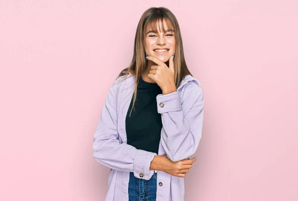 Tiener Blank Meisje Draagt Casual Kleding Die Zelfverzekerd Kijkt Naar — Stockfoto