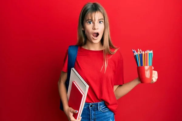 Adolescente Caucasiano Menina Segurando Cadernos Arte Lápis Cor Com Medo — Fotografia de Stock